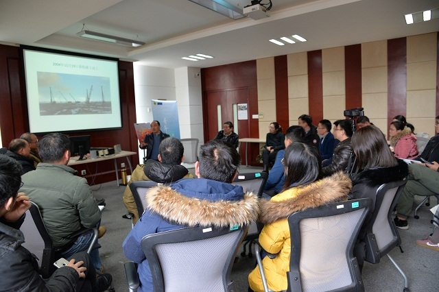 1、学院书记冯晨曦向学院青年老师详细介绍成人导航
改革开放40年间所取得的成绩以及显著的变化